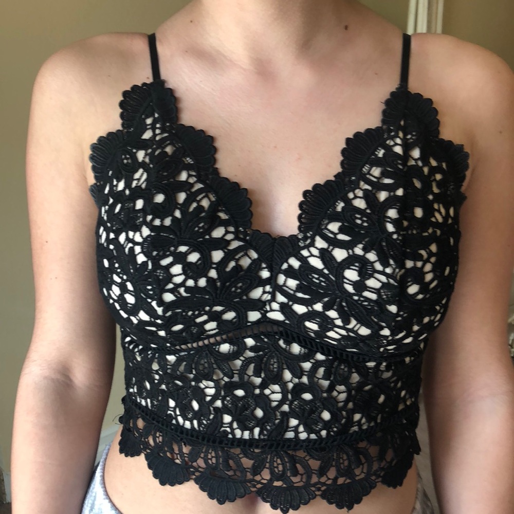 Black and white lace crop shirts